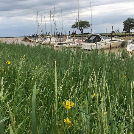 Appartement Avec Vue Panoramique Sur L'Estuaire De La Gironde Plassac  المظهر الخارجي الصورة